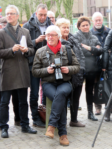 829623 Afbeelding van pers en toeschouwers bij de onthulling van het borstbeeld van oud-judoka Anton Geesink ...